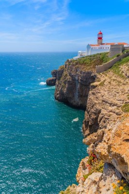 Wandbild: Blaues Meer und Leuchtturm auf Cliff in Cabo Sao Vicente, [...]