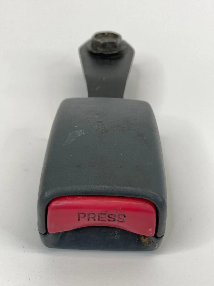 2000-2004 Mitsubishi Montero Sport Front Right Passenger Side Seat Belt Buckle - Image 2 of 4