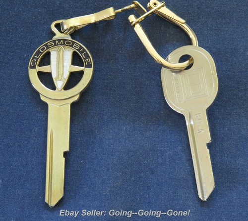 OLDSMOBILE GOLD CREST ROCKET KEY BLANK + VTG TRK/GB KEY + VTG KEYCHAIN 1970-1982 - 第 1/7 張圖片