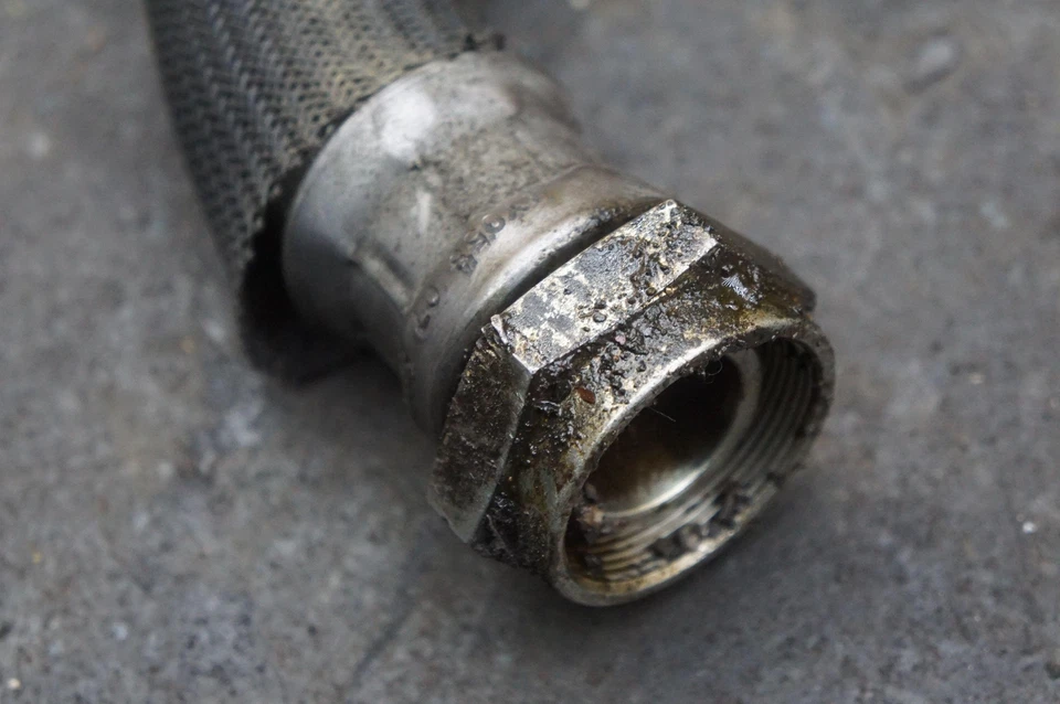 Tubo de manguera de entrada de enfriador de aceite 6g33-6b747-ab OEM Aston Martin V8 Vantage 07 Foto 3 de 4