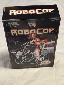 NECA: NES Videogioco Robocop ~ Peter Weller Firmato con &ldquo;Robo&rdquo; e &ldquo;1/12/24&rdquo; ~ JSA