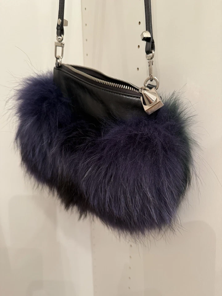 Emm Kuo 钱包 - MAJORELLE POUCH 蓝色狐狸毛皮 — 第 4/4 张图片