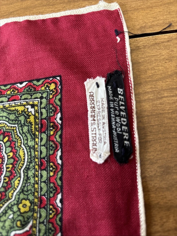 Cachecol Belvedere Vintage 30” Quadrado Vermelho, Verde Estampa Paisley Áustria Acabamento Bainha - Imagem 2 de 4