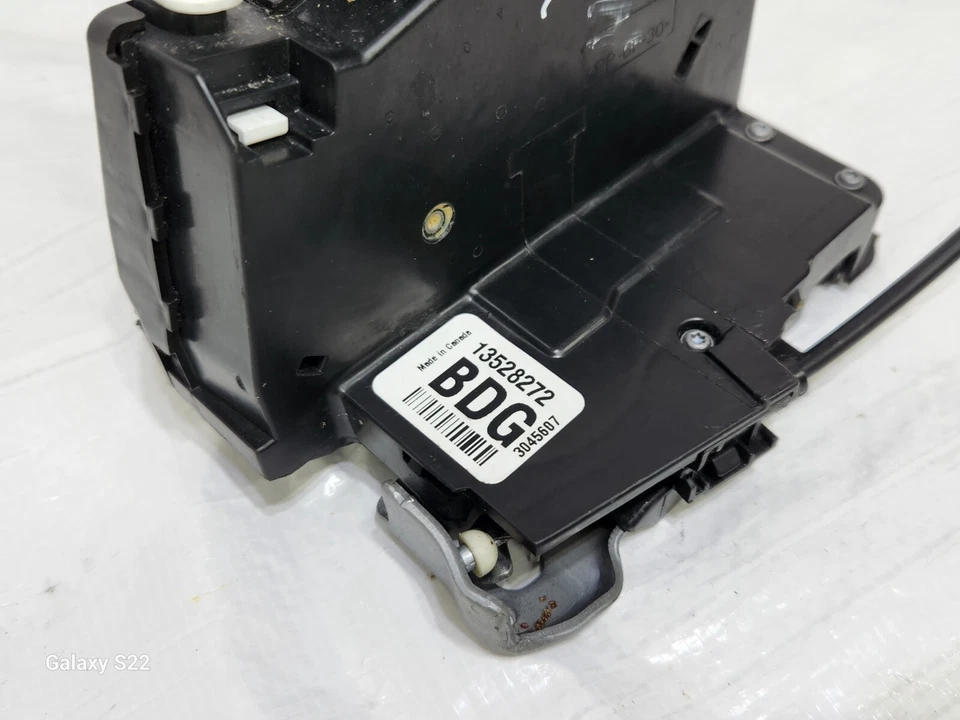 Actuador de cierre de puerta trasero izquierdo GMC Yukon 2015-2020 OEM 13528272 Foto 2 de 4