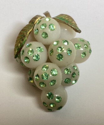 PRETTY VTG AUSTRIAN WHITE LUCITE GRAPE FORBIDDEN FRUIT BROOCH W/GREEN RHINESTONE