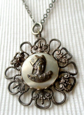 Ancien collier chaine pendentif argenté buste Bretonne rare bijou vintage 5310