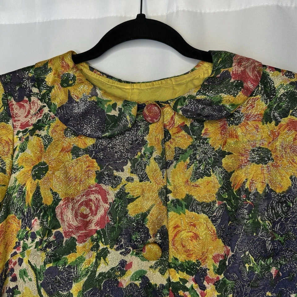 Abrigo de Chicago Vintage Mod Timely Fashions Amarillo Azul Floral Cuello de botón Chaqueta Foto 4 de 4