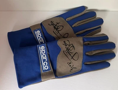 Replica hand signed WILLIAMS 1992 Gloves by NIGEL MANSELL Signing photo - Image 1 of 2