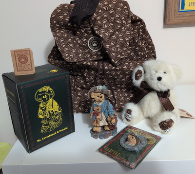 Boyds Bear ''The Loyal Order Of Friends Of Boyds  Backpack, pin, Bear  Resin Bear