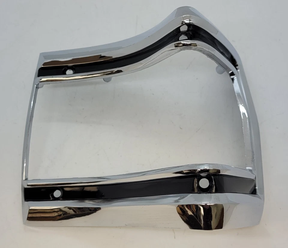 1970-1971 Plymouth Fury Station Wagon Right Taillight Bezel 2930994 NOS. - Image 3 of 4