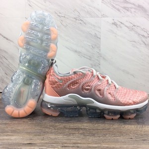 pink and white vapormax plus