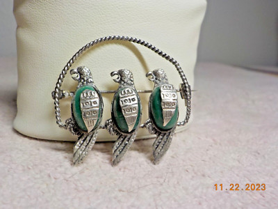 MEXICO STERLING SILVER JGG SIGNED BROOCH WITH 3 PARROTS W/GREEN ONYX STONES 8.30