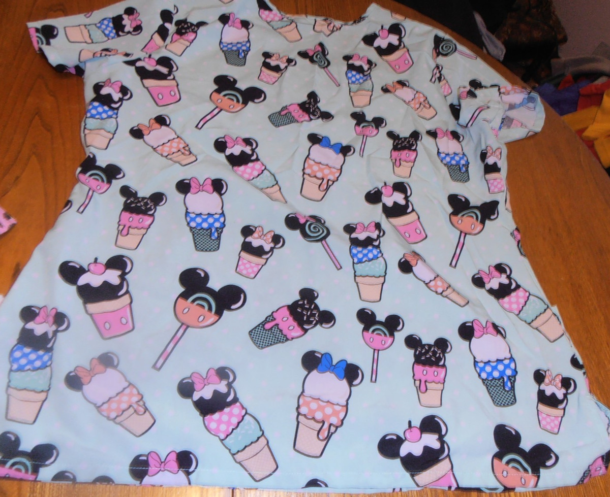 DISNEY 'MICKEY & MINNIE MOUSE ICE CREAM CONES/POPS" S/S SCRUB TOP WOMENS SZ L View 5