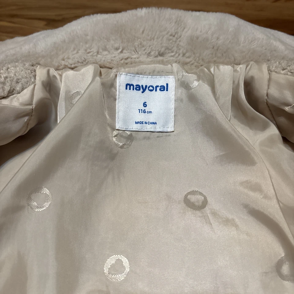 Abrigo de lana mayoral con cuello de abeto sintético. Niñas talla 6 Diseñado en España. Foto 3 de 3