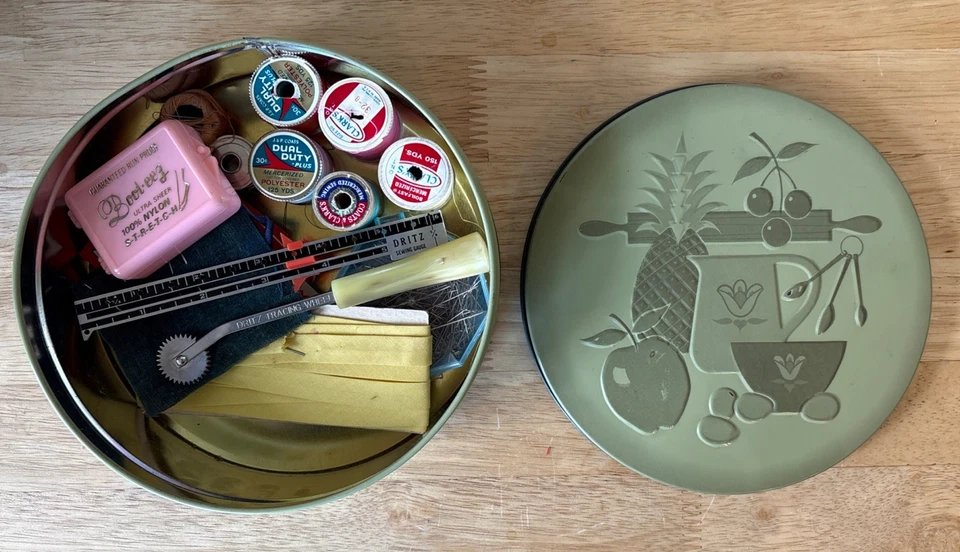 Lata de oliva Chicago de metal de 7 pulgadas con rueda de rastreo Dritz y suministros de costura Foto 2 de 4