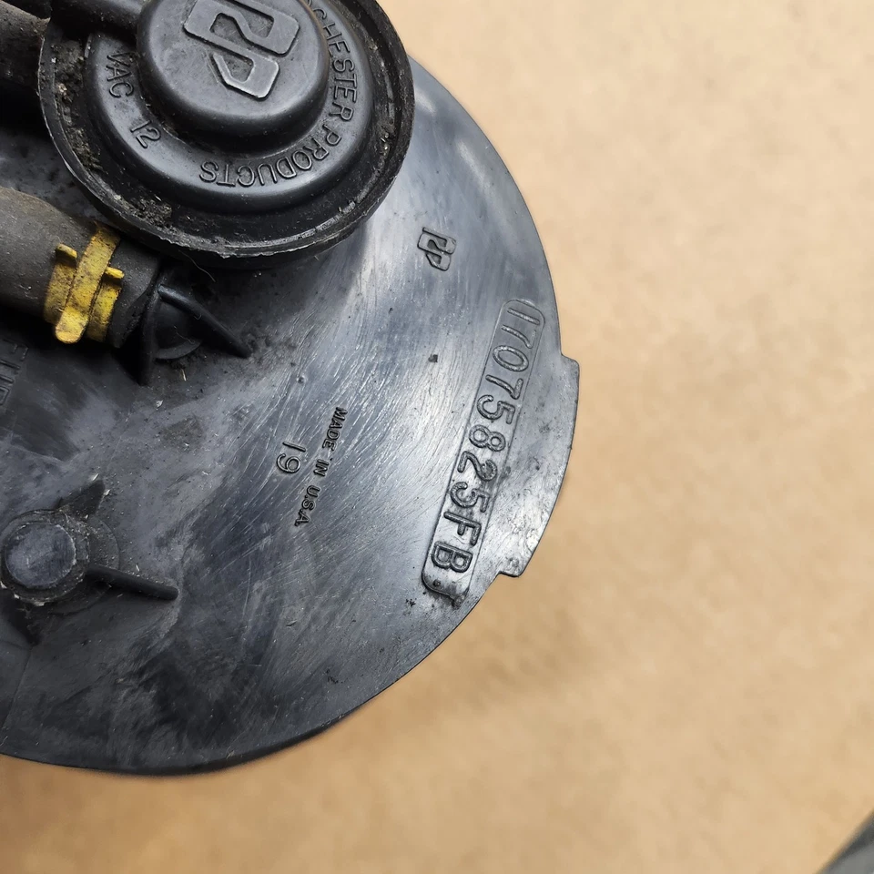 Filtro de tanque de emisiones de carbón y mangueras de soporte usadas OEM 82-83 Camaro Foto 2 de 4