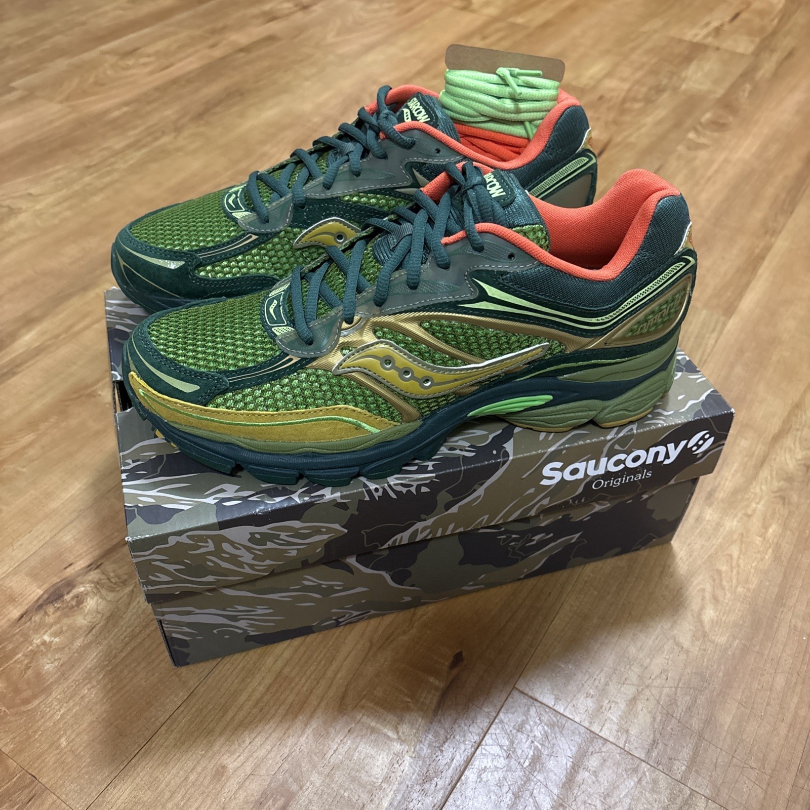 Saucony Size 10 ProGrid Omni 9 Starcow Men's Green/Orange S70860-1