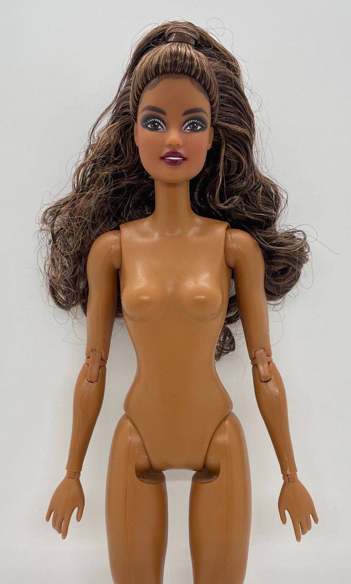 Boneca Barbie Hispanica 2024 Exposição Em Londres Celebra Os 65 Anos