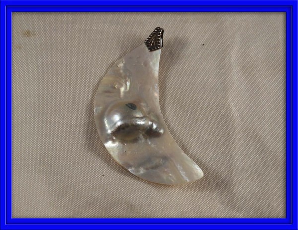 COLGANTE DE MADREPERLA CON FORMA DE LUNA