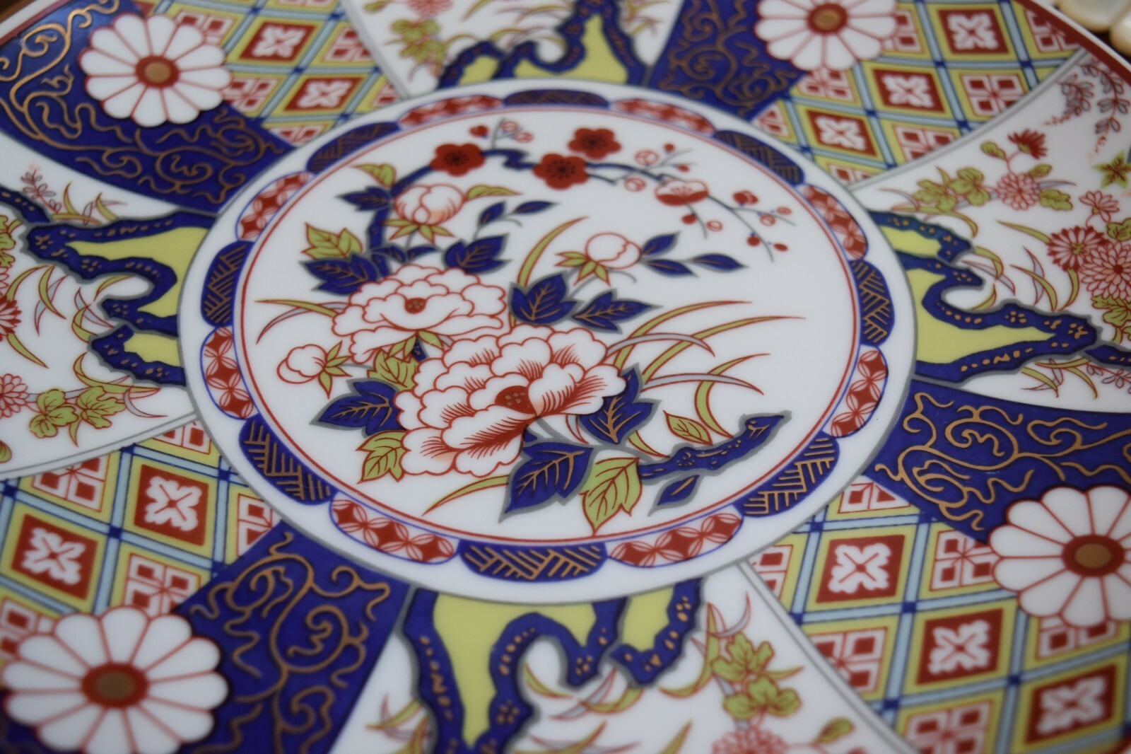 Imari Ware Japan "Empress" Florals Gold accents EUC Porcelain 101/8