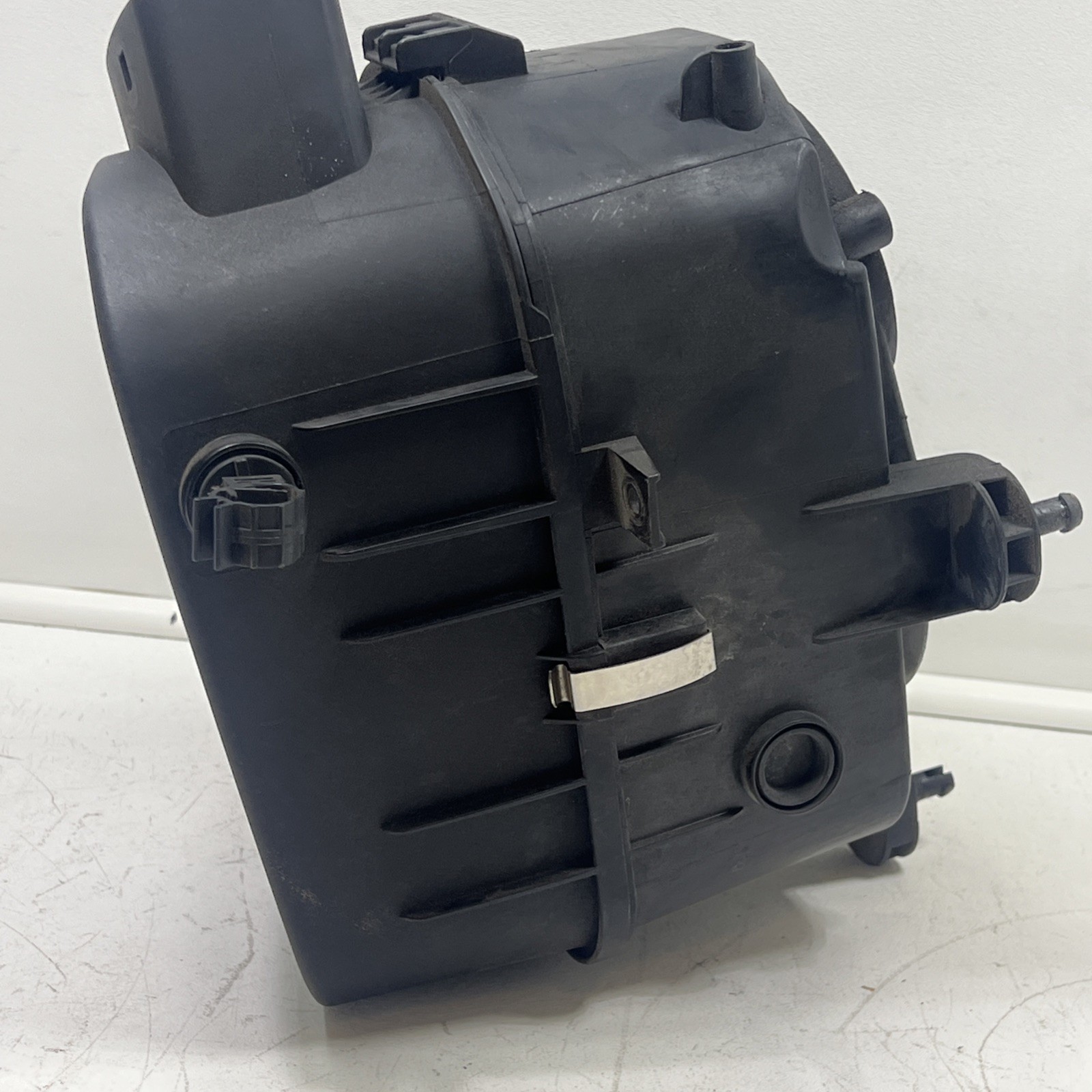 2017-2021 Maserati Levante 3.0L Left Air Cleaner Filter Housing 673007391