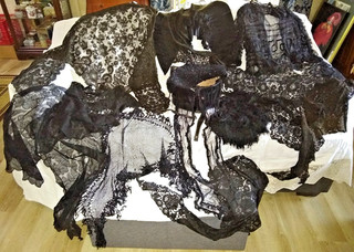 ANTIQUE LACE LOT 14 PCS BLACK CLOTHING BLOUSE SHAWLS IN VICTORIAN HAT BOX AS IS