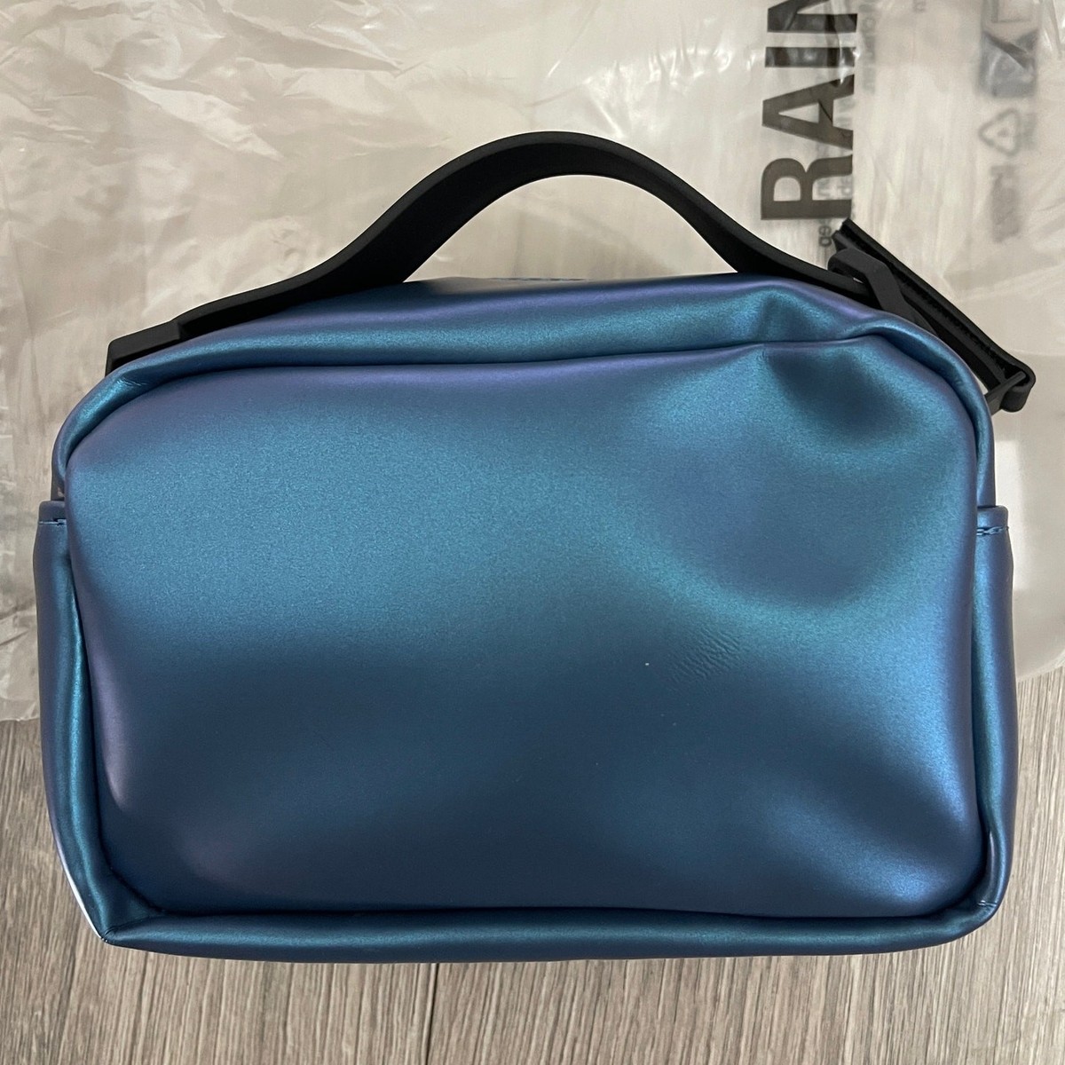 ショルダーバッグ RAINS Box Micro W3 Shoulder Bag - RAINS - Synthetic - Blue RAINS Blue Box Bag Micro Laser Blue Crossbody Waterproof NWT