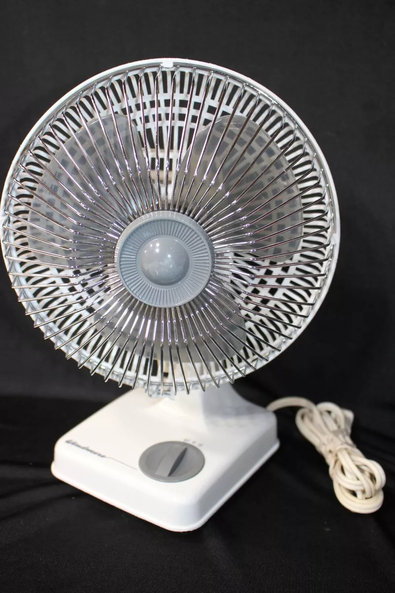 Miniature oscillating fan outlet