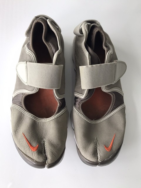 mens nike trainers with velcro fastening