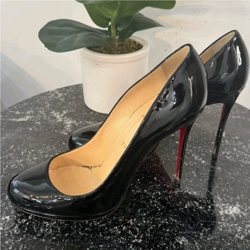 Zapatos de salón Christian Louboutin de charol para mujer Foto 4 de 4