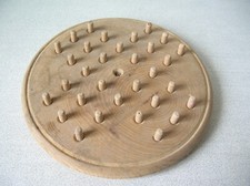 Ancien jeu solitaire et pions en bois Art Populaire de 18,8 cm 