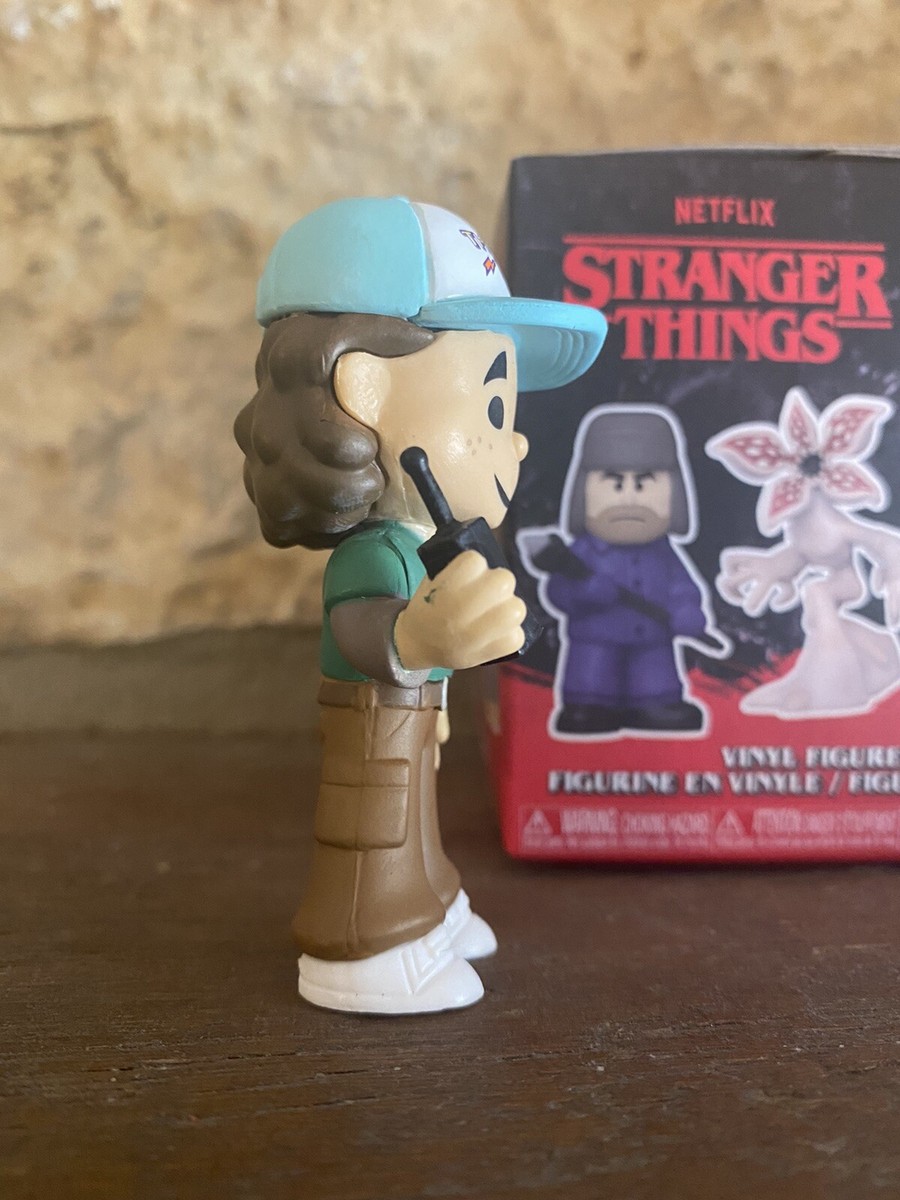 Funko Bitty Pop! ST SZN1 - Hopper 4pkE une Mini Figure mystérieuse surprise - 0,9 pouces (2,2 cm) - Stranger Things de collection - Étagère d'exposition empilable incluse - Idée cadeau - TV Fans