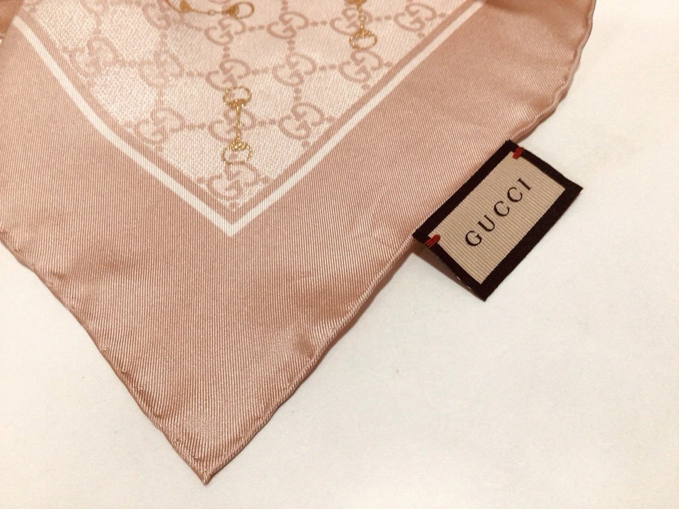 "BUFANDA DE SEDA GUCCI GG en polvo rosa/oro Horsebit (34"" x 34"")" Foto 4 de 4