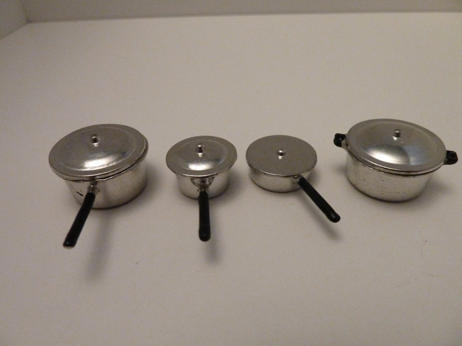 28kp1129+Dolls+House+Set+of+Four+Silver+Coloured+Metal+Assorted