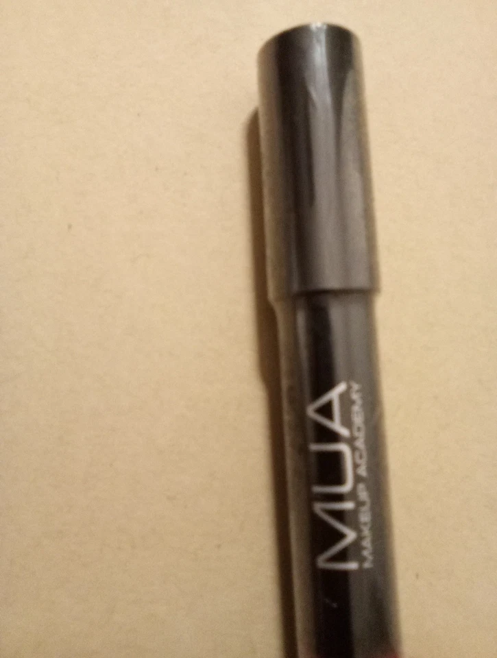 Lápiz labial mate MUA Makeup Academy - 703 grosella sellada *NUEVO* Foto 3 de 3