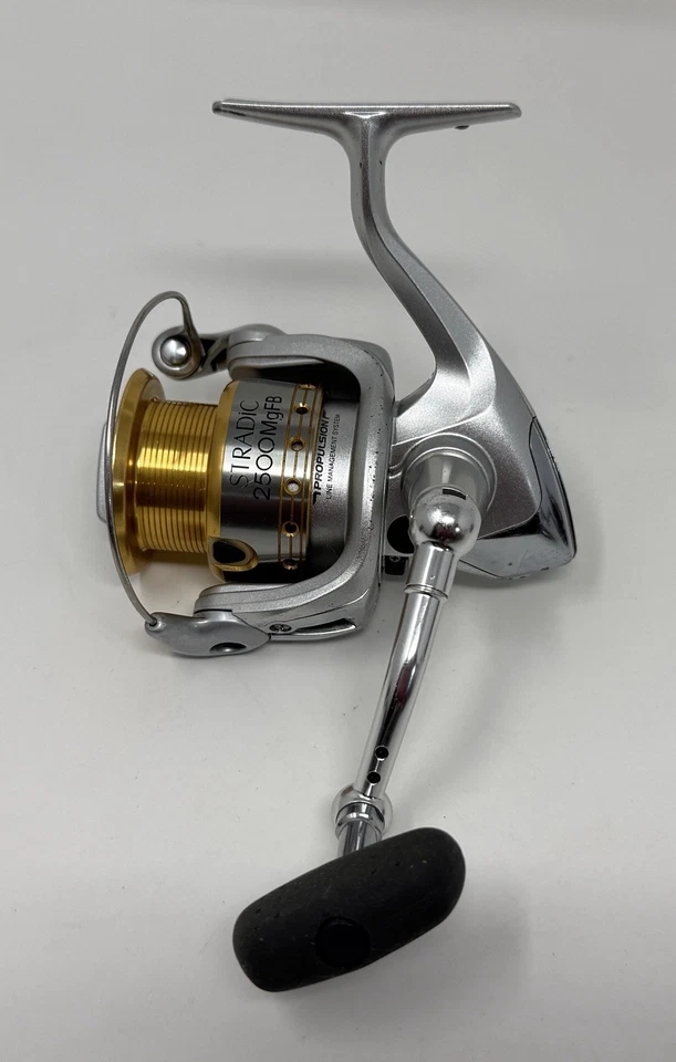 Carrete giratorio ligero de agua dulce cuadro de magnesio Shimano Stradic Mg FB 2500 Foto 3 de 4