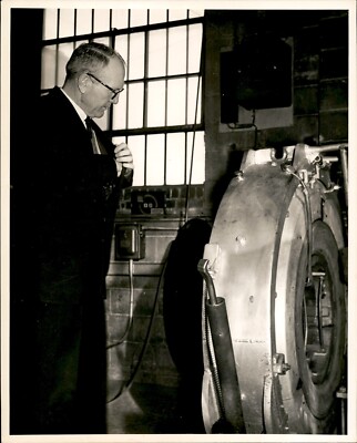 CGE22 Original Photo TIRE RETREADING HOT RUBBER MOLD FORMING MACHINE & EXECUTIVE