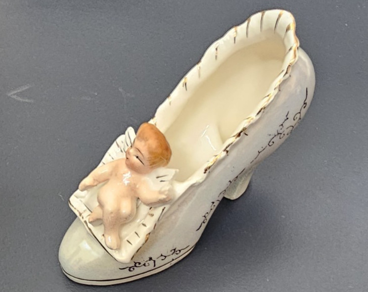 VINTAGE ~ N.Y. Pioneer MDSECO Porcelain HH Shoe w/Angel Cream w/ Gold Accents