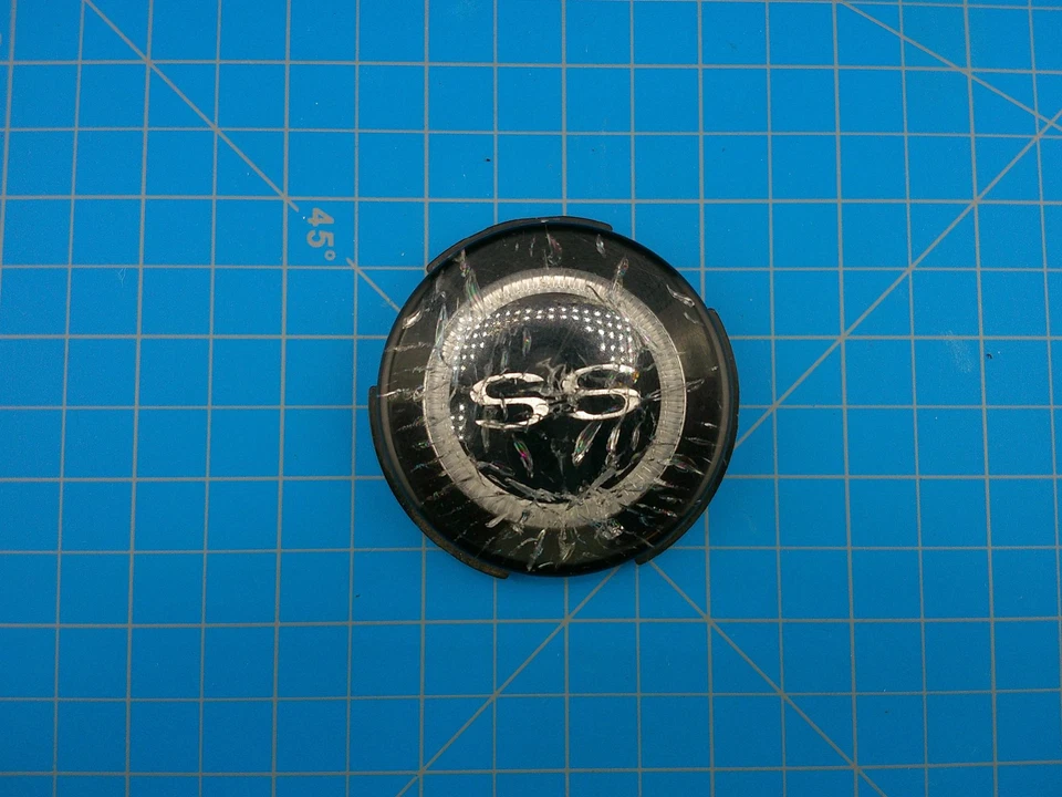 Tapacubos central de rueda Chevrolet SS negro cromado OEM dañado agrietado usado Foto 2 de 4