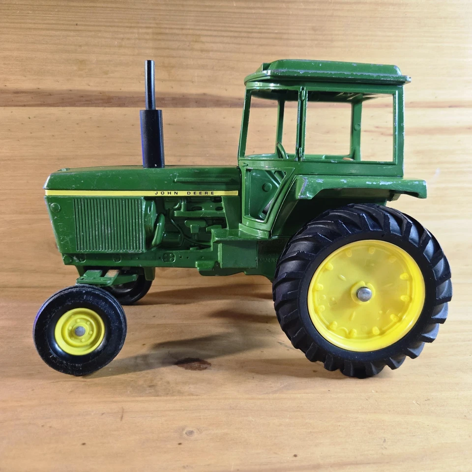 Tractor de juguete John Deere vintage de los años 80 de Ertl con remolque Foto 3 de 4