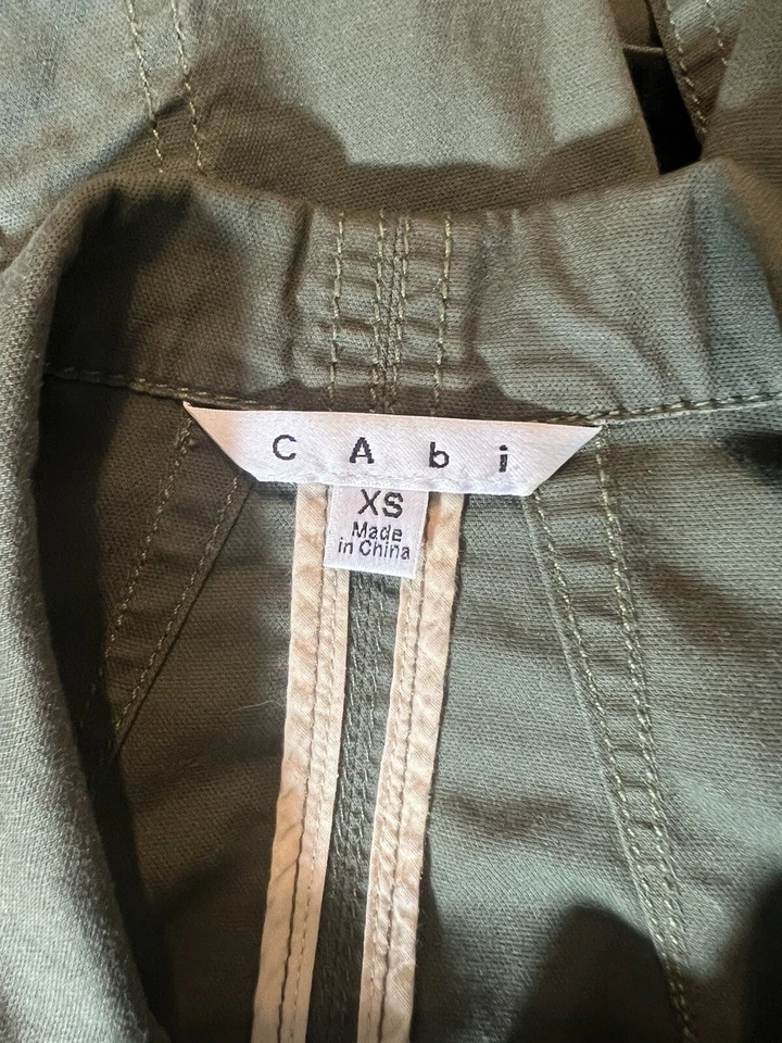 Jaqueta militar CAbi feminina verde manga longa bolsos zíper completo tamanho XS - Imagem 4 de 4
