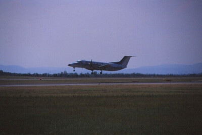 Dia Beechcraft 1900 Flugzeug Graz oder Wien 1994 35mm ungerahmt ogü-CW6-3