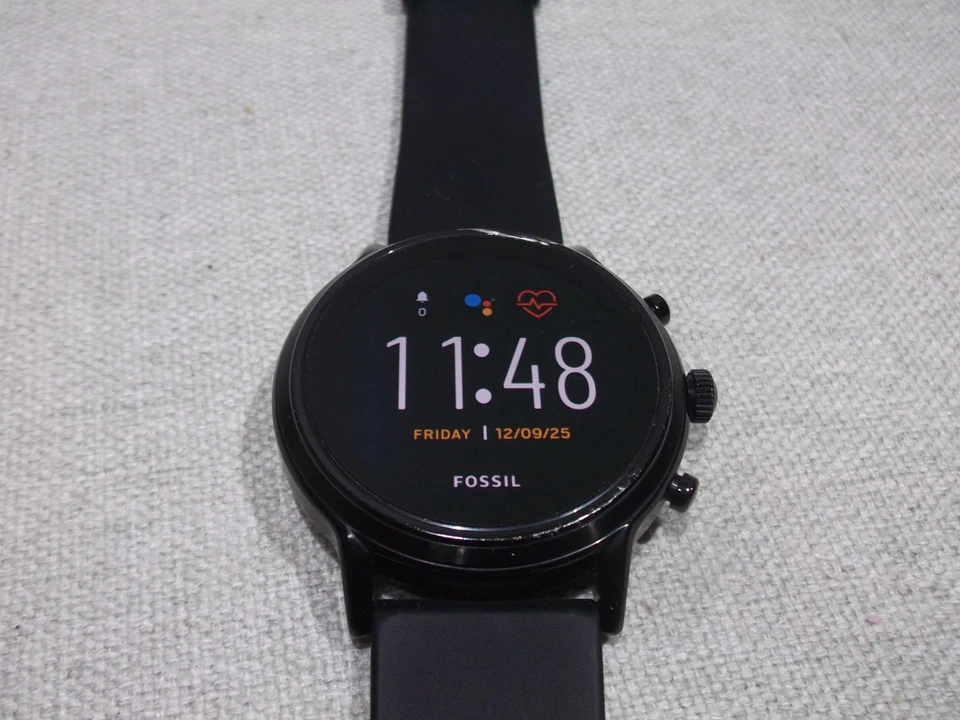 Fossil The Carlyle HR Gen 5 44mm Stainless Steel Case Men's Silicone Strap - Image 2 of 4