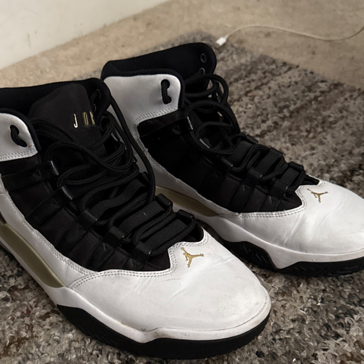 Jordan Men\'s White and Black Athletic High-Top Sneakers with Gold Accent Amazon.com | Nike Men main image 2