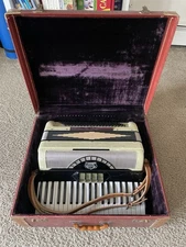Matusek Dutchess Accordion  with Case hard Italy