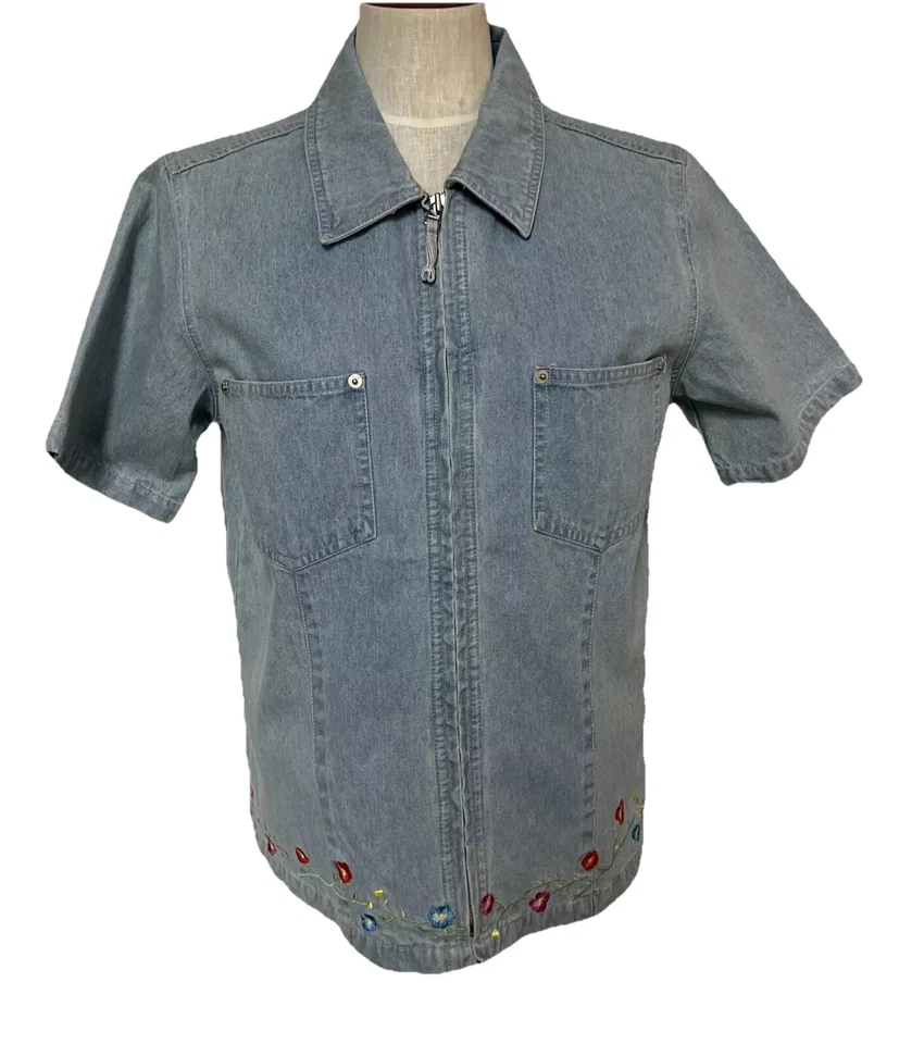 Camisa Top De Colección Denim & Co Para Mujer Talla Mediana Manga Corta Floral Bordada Cremallera Foto 3 de 4