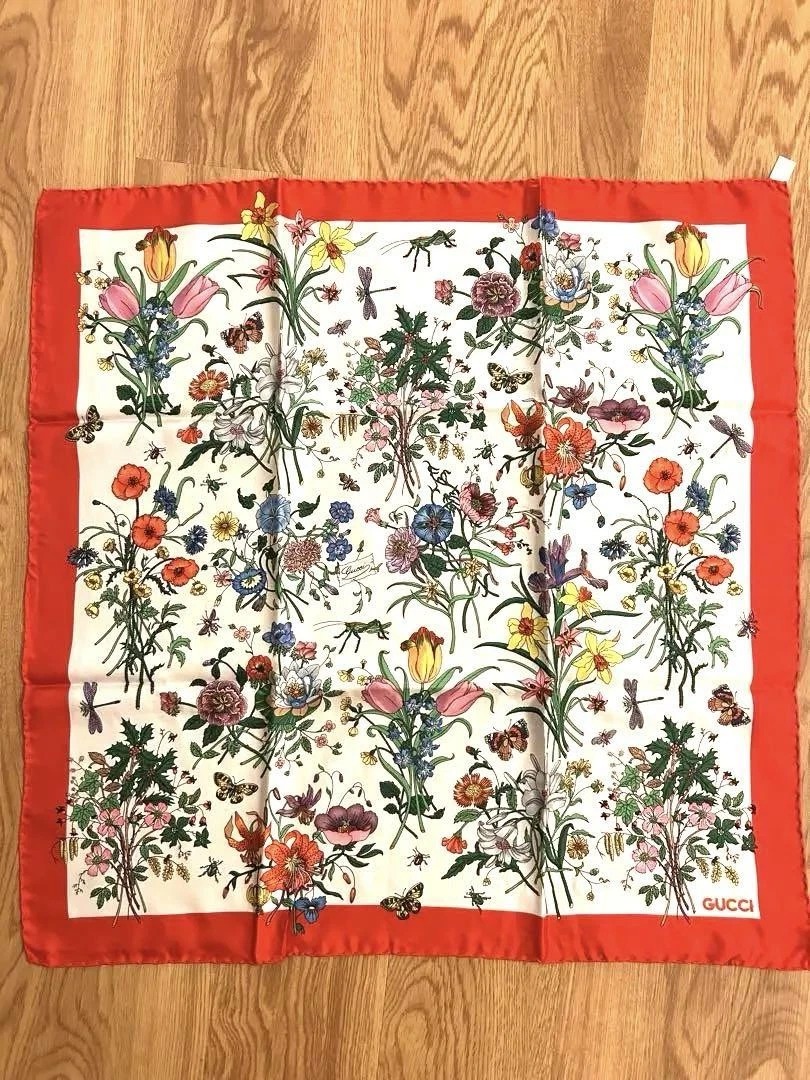 écharpe vintage GUCCI fleurie fleurie rouge blanc made in italy papillon insecte japon