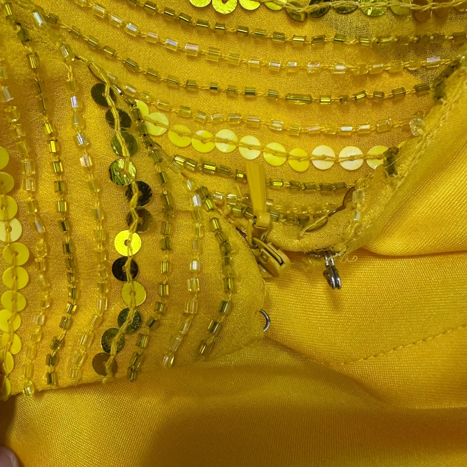 Vestido sem costas Scala amarelo com miçangas lantejoulas TAMANHO MÉDIO - Imagem 3 de 4