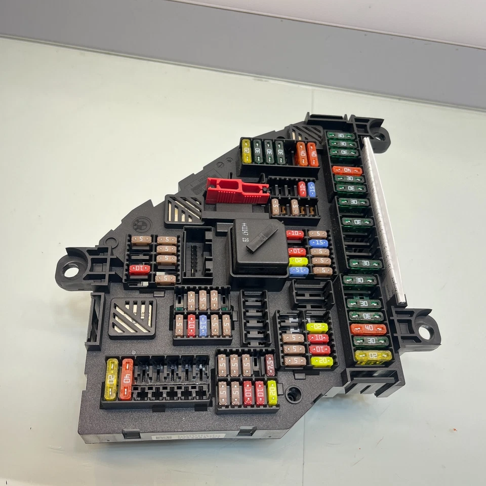 Con carcasa de caja de fusibles relé de distribución de energía 535i BMW Serie 5 F10 F11 9234423 Foto 3 de 4