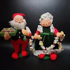 Annalee Mr & Mrs Santa Claus Dolls 2006 - Holding Ornaments Popcorn Tree Garland